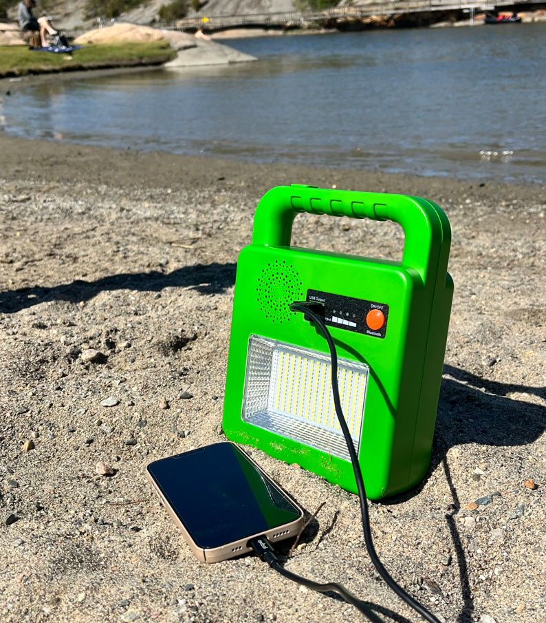 Portabel LED solcellelampe med USB og høyttaler
