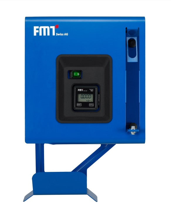 AdBlue 230V pumpe med filter og telleverk i metall hus med slange og pistolholder.