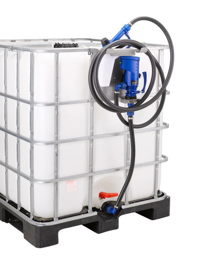 AdBlue® sett med pumpe  48 l/min klar til bruk på IBC container, inneholder 4m fylleslange,fyllepistol og tilkoblingsslange til tank. Transportvæsker: AdBlue®, vann, vindusspylervæske